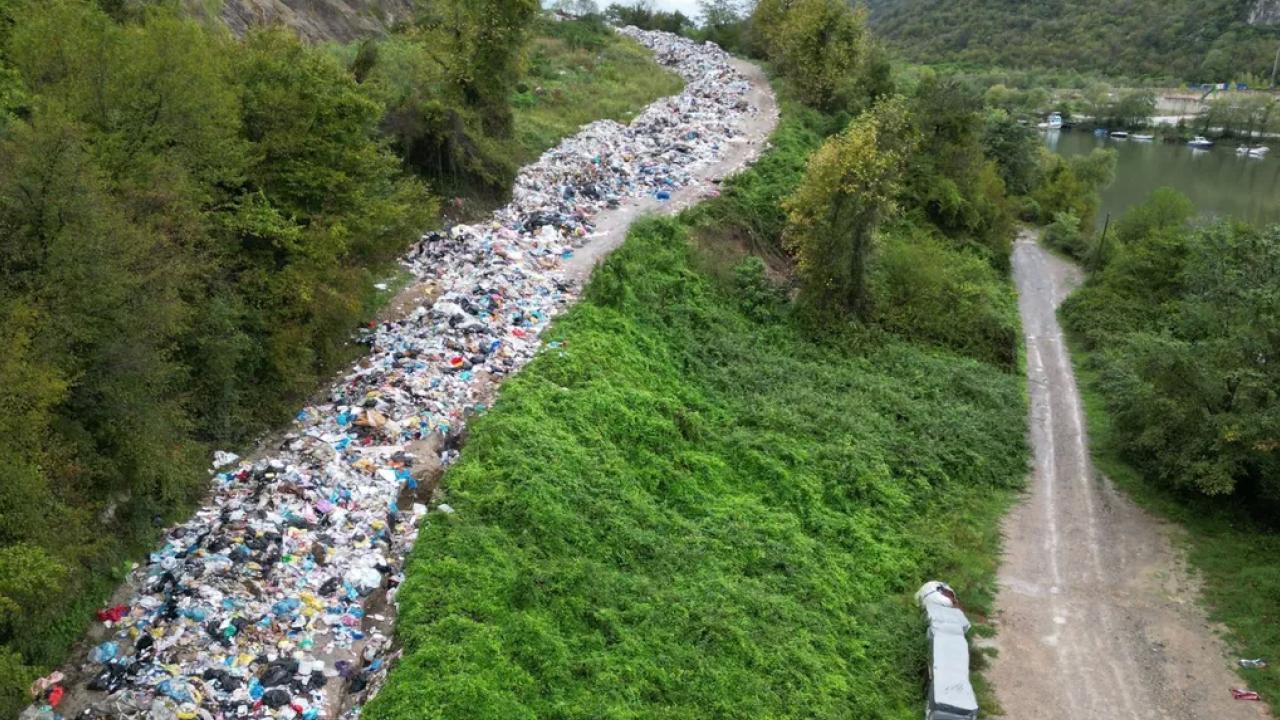 Bartın’da yola dökülen çöplere Bakanlık incelemesi!