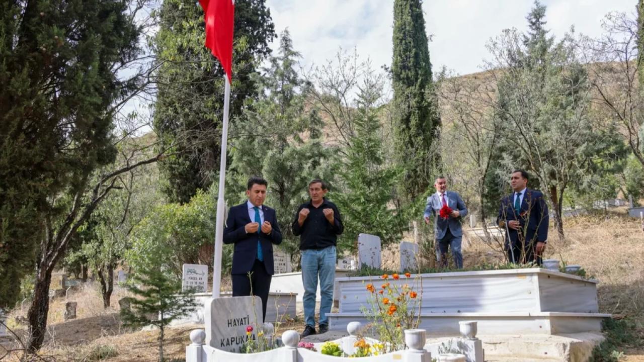 Vali Aygöl Şehit öğretmen Hayati Kapukaya’yı mezarı başında dualarla andı